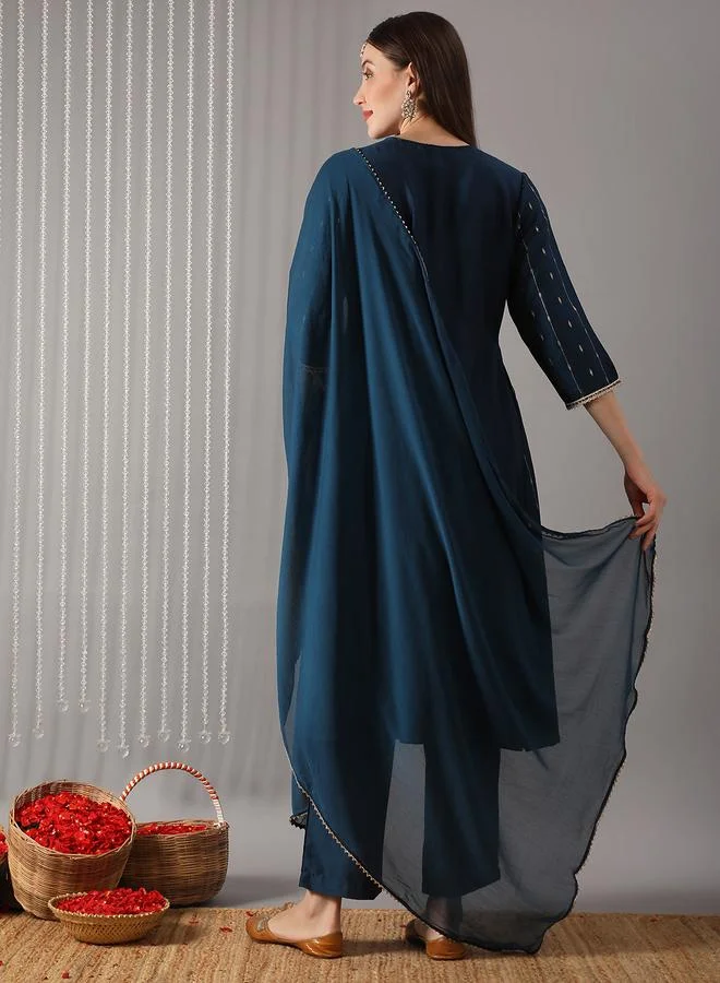 جلو باص مجموعة من كورتا مطرزة بحافة واسعة مع بنطال ووشاح